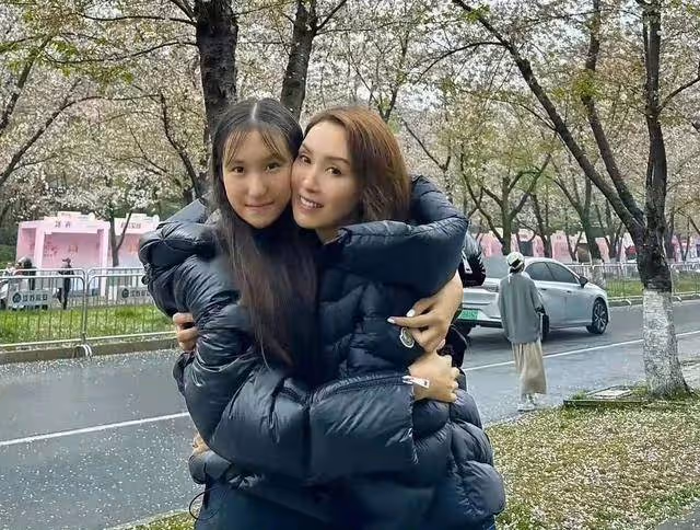 TVB前花旦14歲女兒曬美照！泳池大秀美背，長相出眾是學霸
