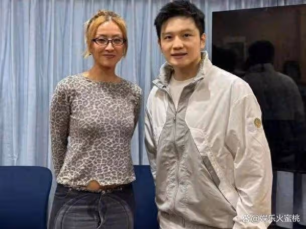 陳奕迅妻子分享與樊振東的合影,這條褲子真特別,小胖太討人喜歡