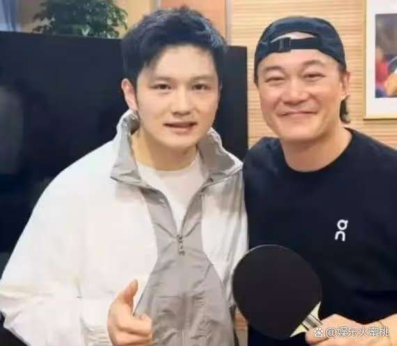 陳奕迅妻子分享與樊振東的合影,這條褲子真特別,小胖太討人喜歡
