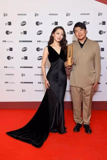 朗朗夫妻倆現身國外參加活動,網友拍下生圖,和精修差距太大