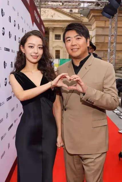 朗朗夫妻倆現身國外參加活動,網友拍下生圖,和精修差距太大