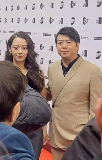 朗朗夫妻倆現身國外參加活動,網友拍下生圖,和精修差距太大