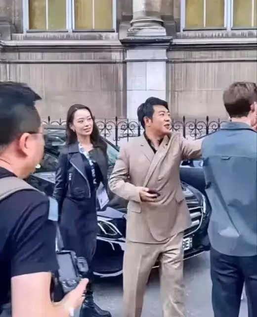 朗朗夫妻倆現身國外參加活動,網友拍下生圖,和精修差距太大