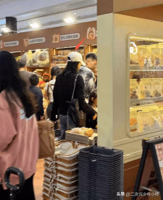 孫怡帶7歲女兒買麵包被偶遇!母女同框超有愛,孫怡側臉超耐看!