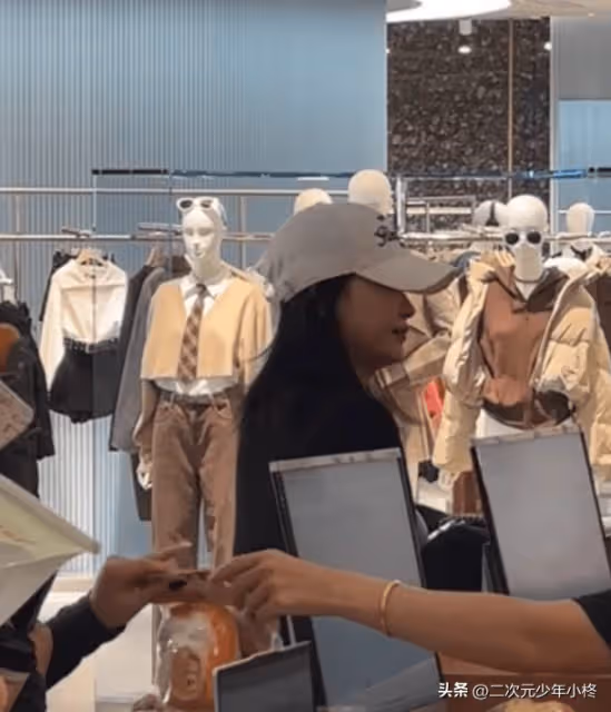 孫怡帶7歲女兒買麵包被偶遇!母女同框超有愛,孫怡側臉超耐看!