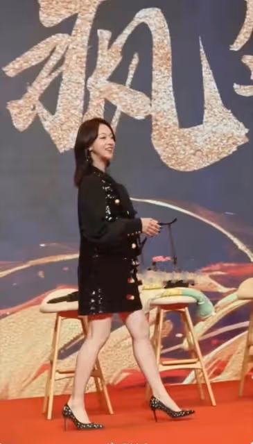 孕相十足!吳謹言衣著寬鬆腳踩細高跟,表演發瘋版鞭子舞,太搞笑