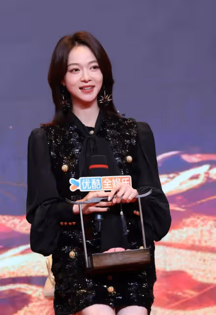 孕相十足!吳謹言衣著寬鬆腳踩細高跟,表演發瘋版鞭子舞,太搞笑