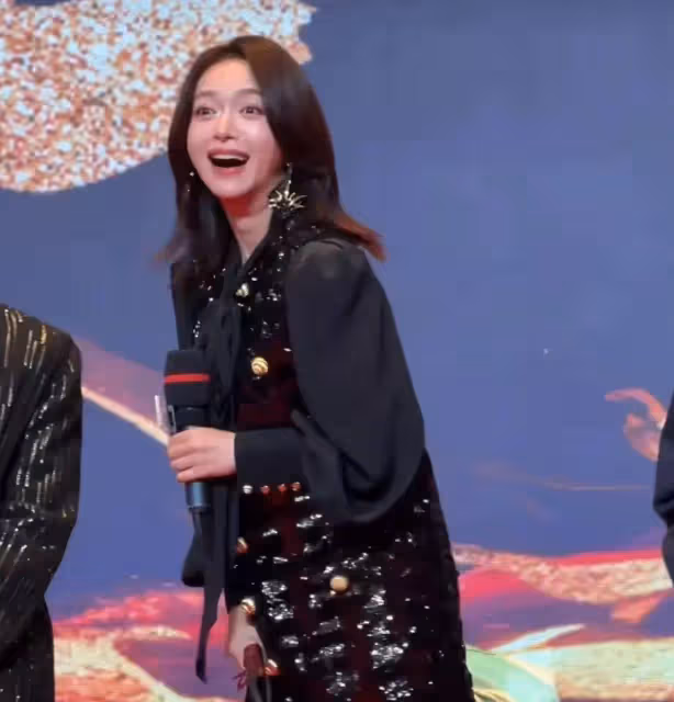 孕相十足!吳謹言衣著寬鬆腳踩細高跟,表演發瘋版鞭子舞,太搞笑
