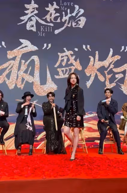 孕相十足!吳謹言衣著寬鬆腳踩細高跟,表演發瘋版鞭子舞,太搞笑