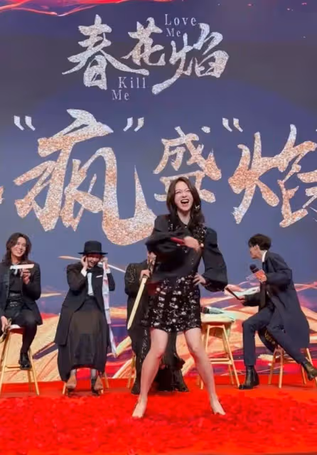 孕相十足!吳謹言衣著寬鬆腳踩細高跟,表演發瘋版鞭子舞,太搞笑