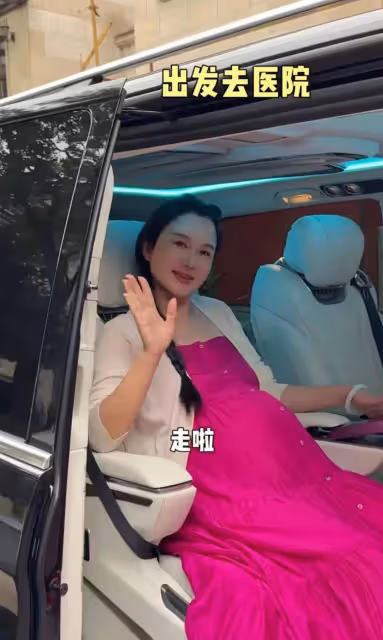73歲張紀中再當爹,老婆杜星霖進醫院待產,張紀中累到倒頭大睡