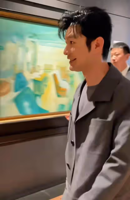網友商場偶遇黃曉明參加活動,本人面帶微笑顯年輕,被質疑戴發片