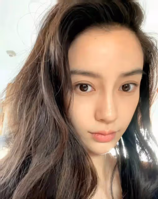 網友商場偶遇黃曉明參加活動,本人面帶微笑顯年輕,被質疑戴發片