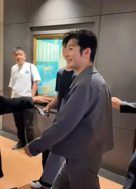 網友商場偶遇黃曉明參加活動,本人面帶微笑顯年輕,被質疑戴發片