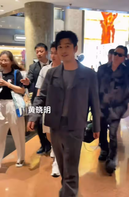 網友商場偶遇黃曉明參加活動,本人面帶微笑顯年輕,被質疑戴發片