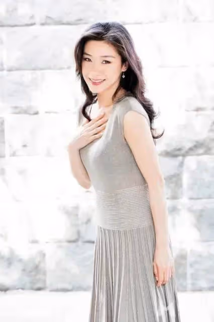 TVB「性感女神」張慧儀宣布復出,喊話香港導演求工作,為養子傾其所有