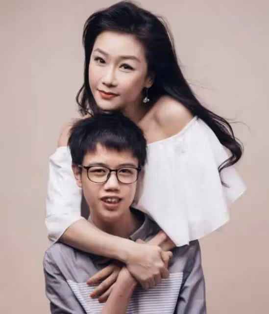 TVB「性感女神」張慧儀宣布復出,喊話香港導演求工作,為養子傾其所有
