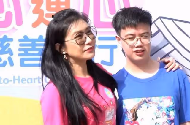 畫面有愛!張慧儀攜19歲養子現身受訪,曾為治其心臟病花百萬藥費
