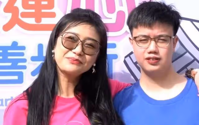 畫面有愛!張慧儀攜19歲養子現身受訪,曾為治其心臟病花百萬藥費