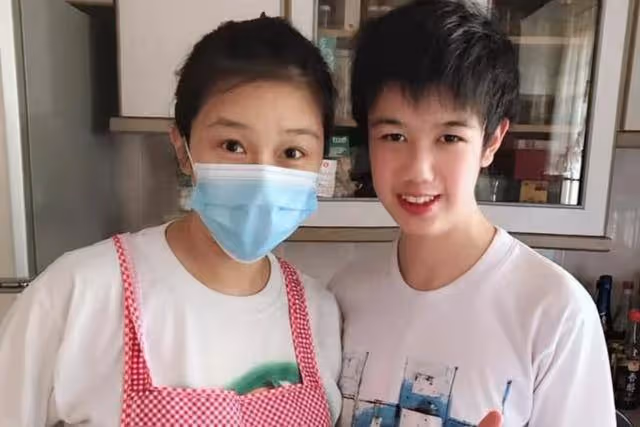 畫面有愛!張慧儀攜19歲養子現身受訪,曾為治其心臟病花百萬藥費