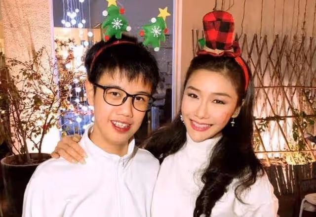 畫面有愛!張慧儀攜19歲養子現身受訪,曾為治其心臟病花百萬藥費