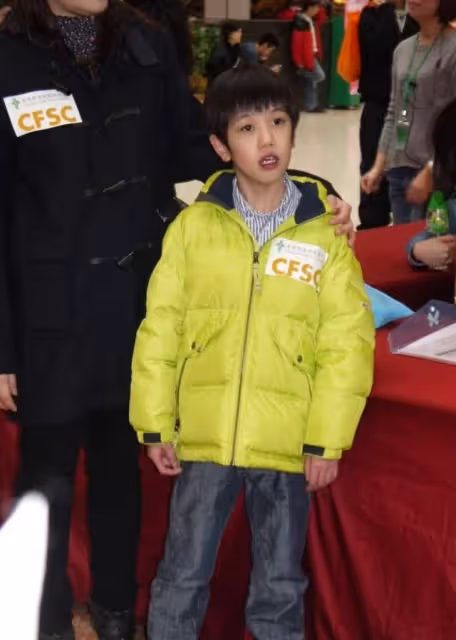 畫面有愛!張慧儀攜19歲養子現身受訪,曾為治其心臟病花百萬藥費