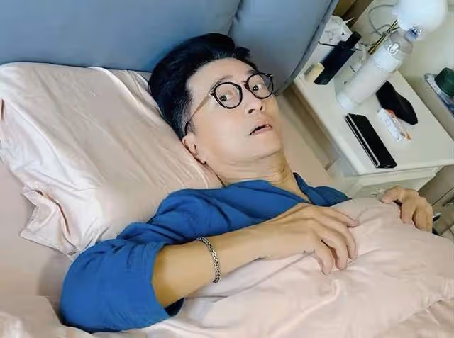 香港知名男星舊病復發,坐骨神經痛到無法走路,需要用助行架