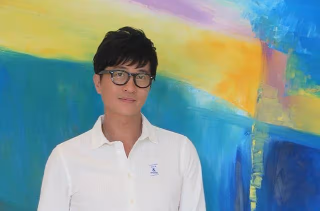 香港知名男星舊病復發,坐骨神經痛到無法走路,需要用助行架