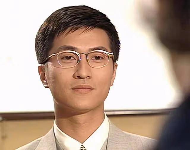 香港知名男星舊病復發，坐骨神經痛到無法走路，需要用助行架