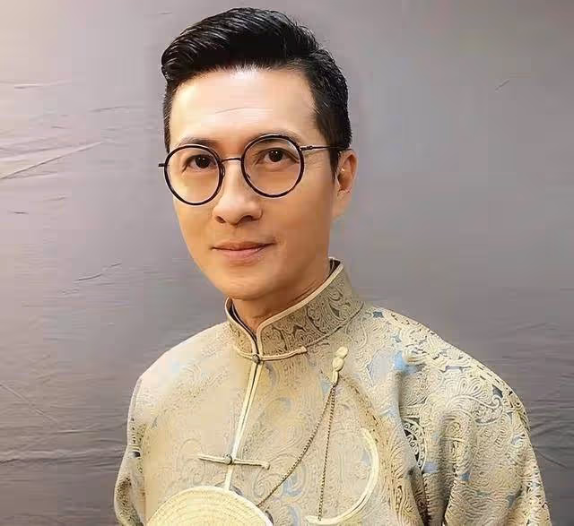 香港知名男星舊病復發，坐骨神經痛到無法走路，需要用助行架