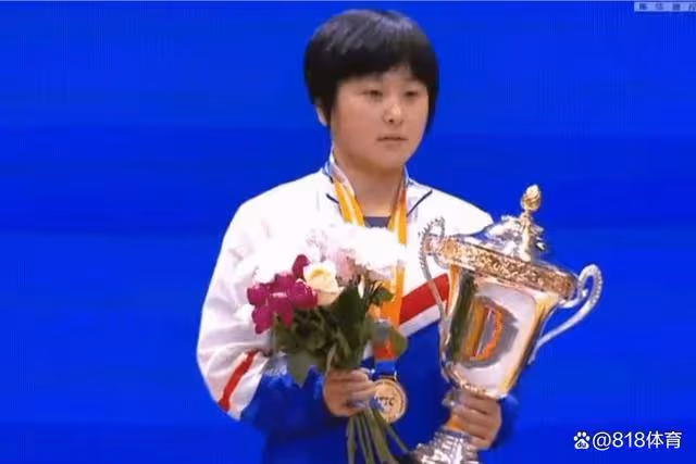 載譽回國!金琴英率朝鮮隊攜冠軍獎盃回平壤,體育部長親自獻花迎接