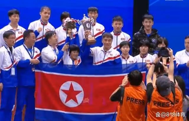 載譽回國!金琴英率朝鮮隊攜冠軍獎盃回平壤,體育部長親自獻花迎接