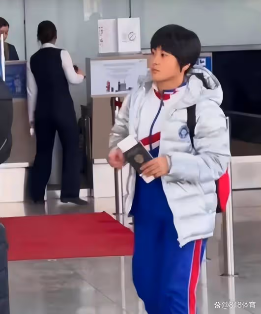 載譽回國!金琴英率朝鮮隊攜冠軍獎盃回平壤,體育部長親自獻花迎接