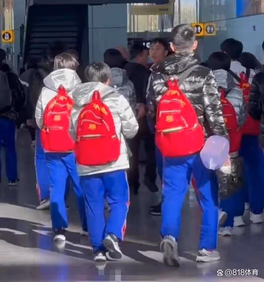 載譽回國!金琴英率朝鮮隊攜冠軍獎盃回平壤,體育部長親自獻花迎接