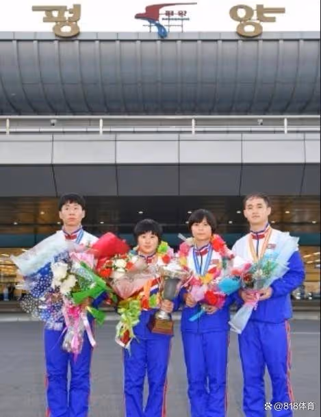 載譽回國!金琴英率朝鮮隊攜冠軍獎盃回平壤,體育部長親自獻花迎接
