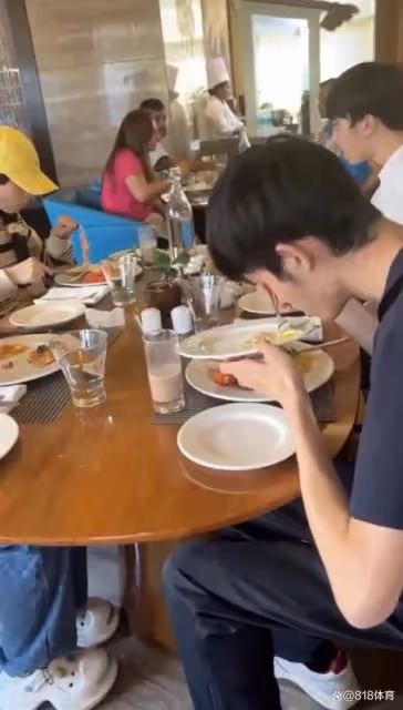 笑噴!射擊冠軍李越宏吐槽印度西瓜汁難喝,盛李豪埋頭乾飯迅速光碟