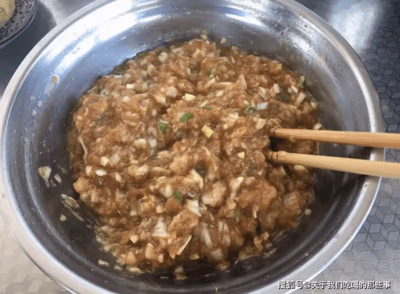 做酸菜豬肉餡餃子,牢記「4個竅門」,餃子酸香味美,好吃不油膩