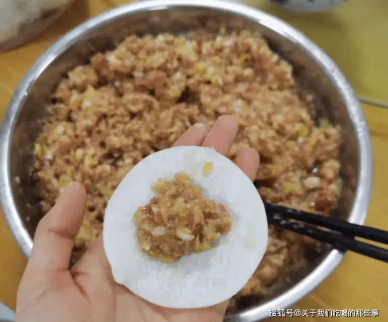 做酸菜豬肉餡餃子,牢記「4個竅門」,餃子酸香味美,好吃不油膩