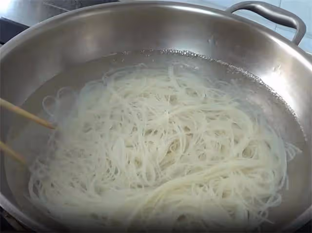 家常冷麵最好吃的做法,冰爽宜人,酸甜可口,一大碗幾口就吃光