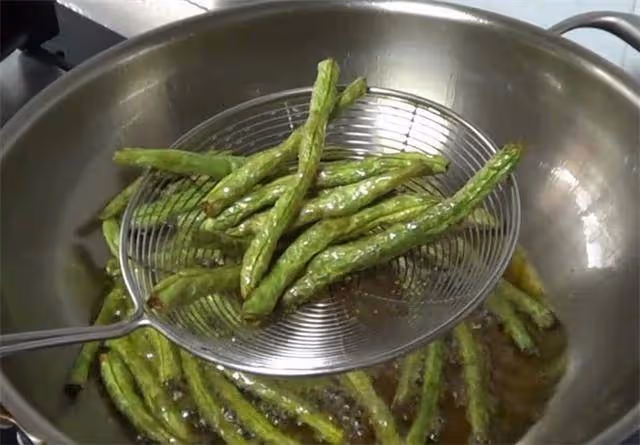 四季豆最好吃的做法,色香味俱全,干香辣爽,一次一盤不夠吃