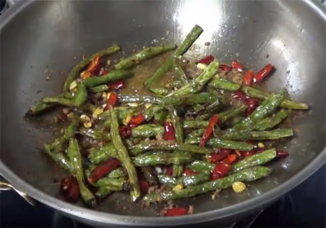四季豆最好吃的做法,色香味俱全,干香辣爽,一次一盤不夠吃