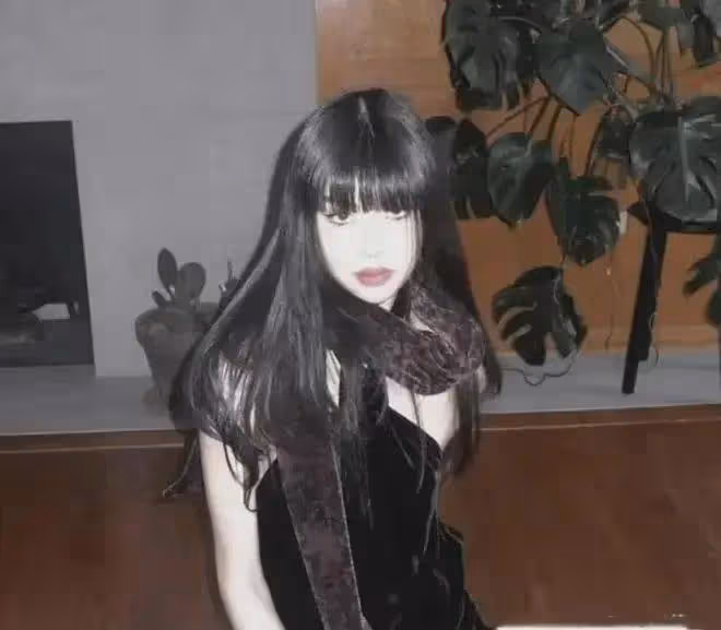 楊瀾24歲女兒居然長這樣?濃妝艷抹,還穿性感抹胸裙,這和媽媽差別太大了!