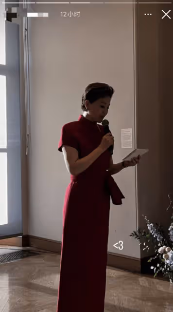 楊瀾24歲女兒居然長這樣?濃妝艷抹,還穿性感抹胸裙,這和媽媽差別太大了!