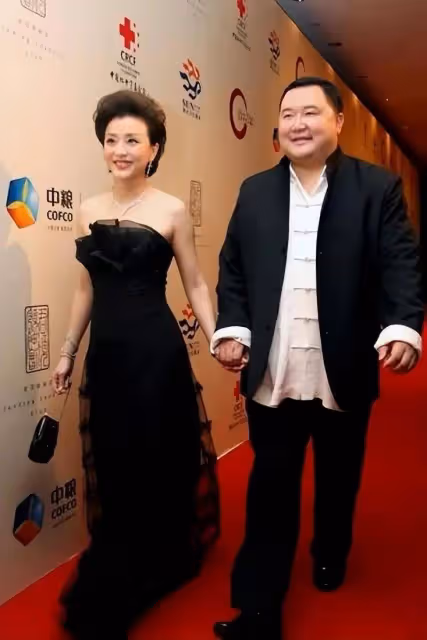 楊瀾24歲女兒居然長這樣?濃妝艷抹,還穿性感抹胸裙,這和媽媽差別太大了!