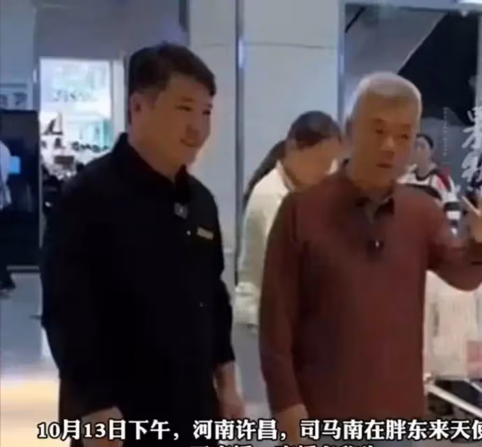 司馬南開封直播遇尷尬,一大哥手拿鞋子跟他合照,遭大哥靈魂拷問