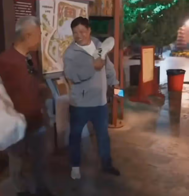 司馬南開封直播遇尷尬,一大哥手拿鞋子跟他合照,遭大哥靈魂拷問