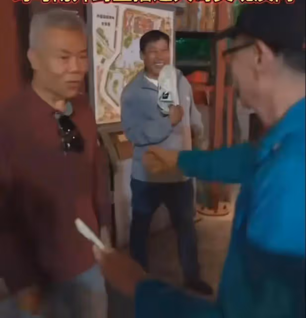 司馬南開封直播遇尷尬,一大哥手拿鞋子跟他合照,遭大哥靈魂拷問