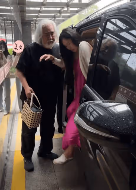 張紀中陪妻待產,躺病房呼呼大睡遭老婆吐槽,提前官宣四胎是女兒