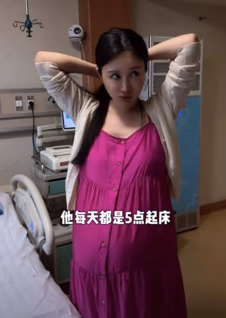 張紀中陪妻待產,躺病房呼呼大睡遭老婆吐槽,提前官宣四胎是女兒
