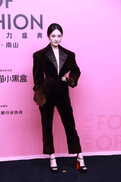 VOGUE走秀,劉亦菲壓軸,娜扎短髮驚艷,周深拖長尾也太好看了吧